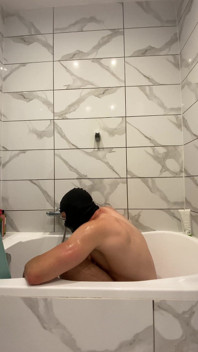 Cowok ini lagi asik ngocok kontolnya di busa
