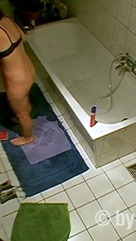 MILF face igienă personală în baie