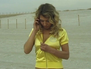 Flash Model Amateurs: Blonde slet houdt van buitenshuis pissen