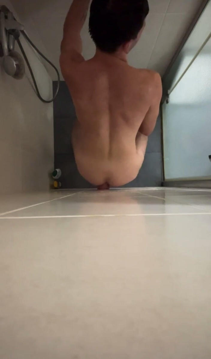 boyzxy212_2: S-a Jucat Cu Un Dildo Uriaș La Duș