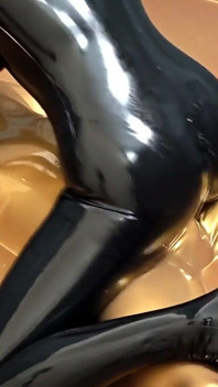 Những người yêu thích latex được bao bởi vàng