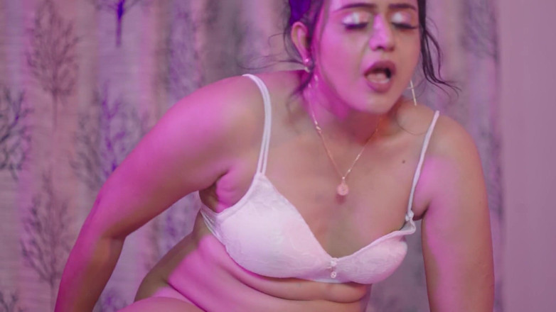 Triflicks: Pallavi dildo ile kendi kendine mastürbasyon yapıyor