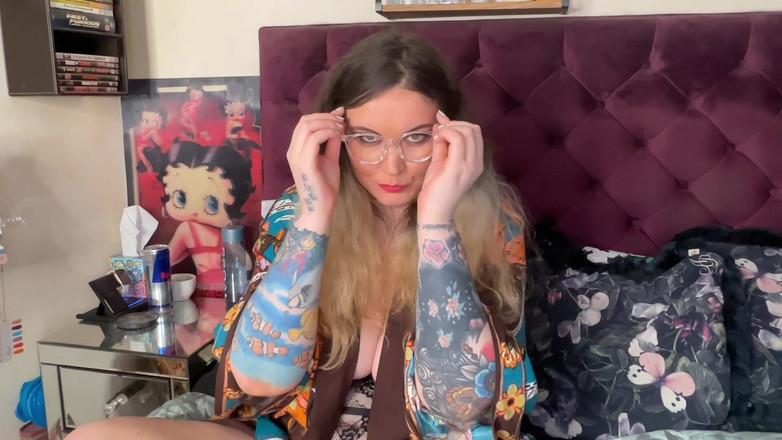 MissFFW: 淫荡婊子试穿她的新眼镜，准备接受怪胎内容