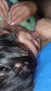 Następnego dnia ojczym robi mi kolejnego loda i połykam wszystko, bo jestem dobrą dziewczyną