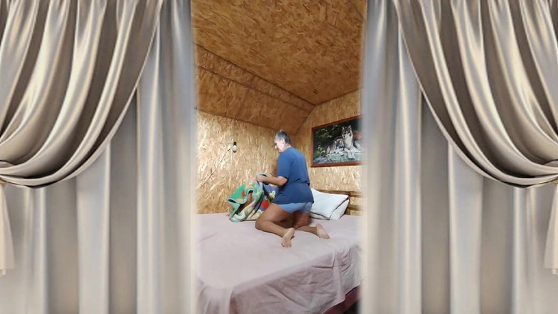 Lukerya: Bà nội trợ nóng bỏng Lukerya chào đón một ngày mới