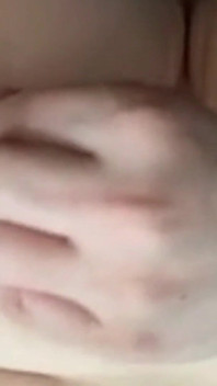 Gordinha apertando meus peitos torcendo meus mamilos duros