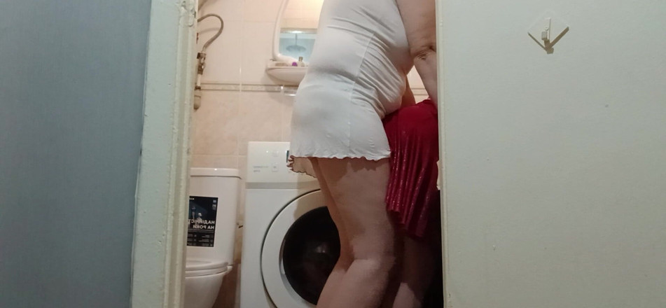 Lesbian-illusion: În timp ce soțul meu este la serviciu, îmi fut vecina...