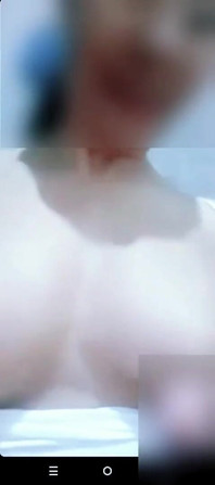 Una videochiamata con la moglie del mio amico ha invece avuto un seno naturale e grande