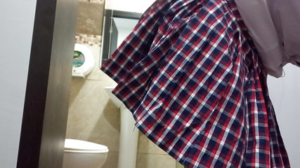 Martin13: Encontré a mi compañero de clase en el baño y...