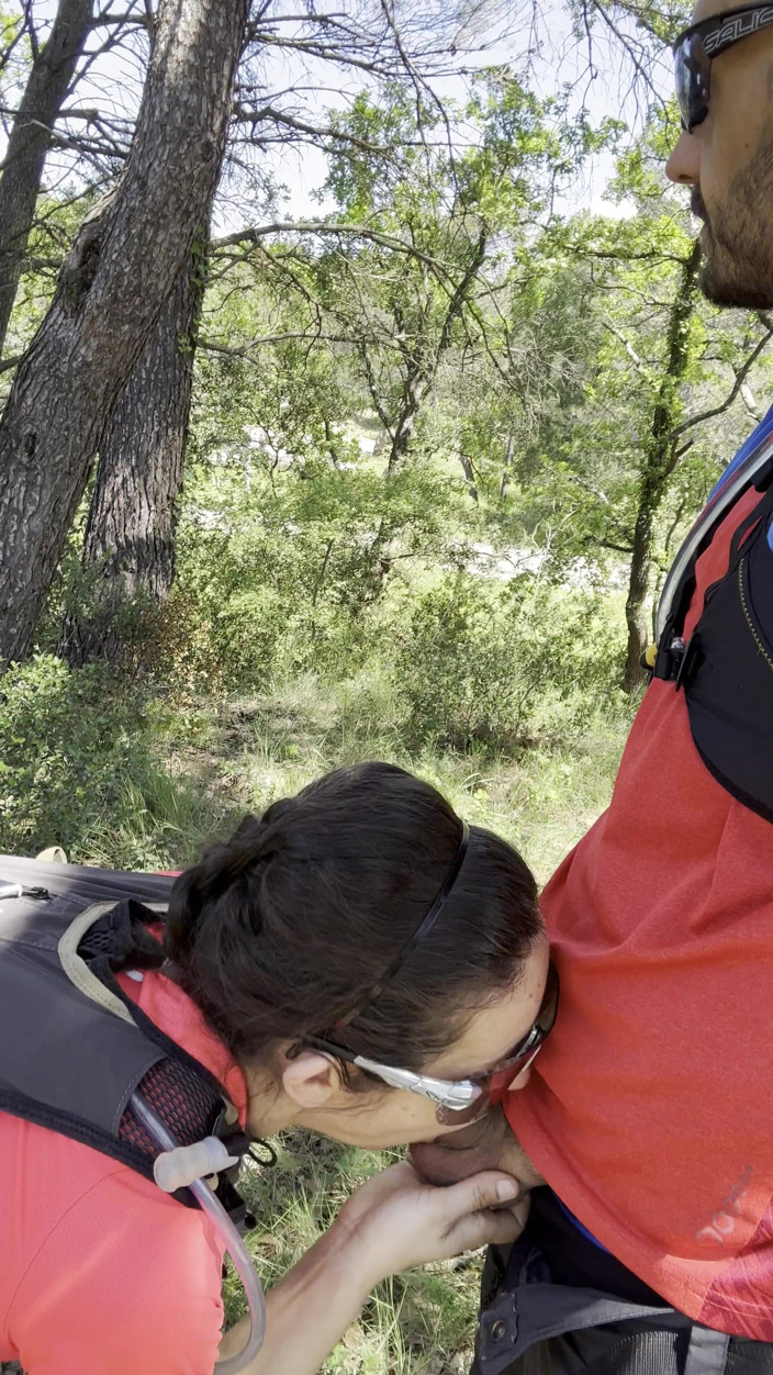 Dazzlingfacegirl: Blowjob While Hiking