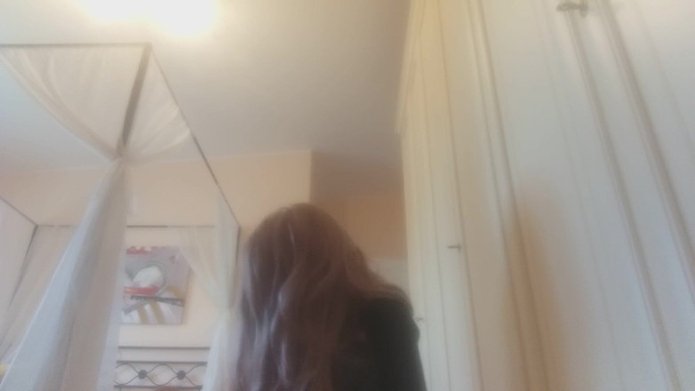 savannahamatoriale: Služka se vzrušuje vysavačem