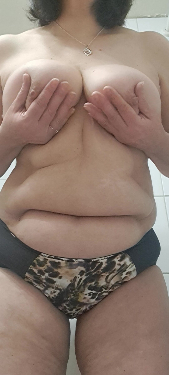 Mommy big hairy pussy: 指をパンティの下に突っ込むと、穴はとても濡れて熱い