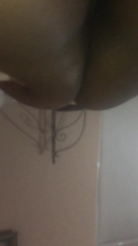 Mujer indonesia grabada durante un masaje desnudo