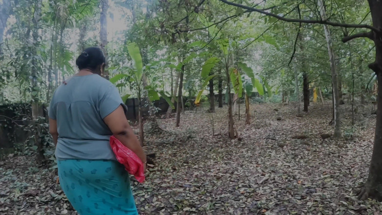 Anne Ipe: Desi mollig meisje gaat naakt het bos in