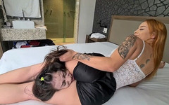 FetishKing: はさみトップモデルの赤い髪vsトップ奴隷 - 私のセクシーな強い脚を感じて、私のセクシーな足を見てください