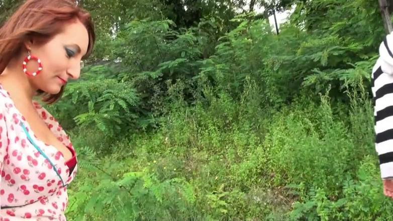 Nude in France: La rossa porca porta ragazzi arrapati a casa per un...