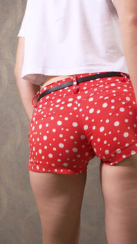 Heiße teen-asiatin neckt sichtbare höschen-linie in sehr engen shorts