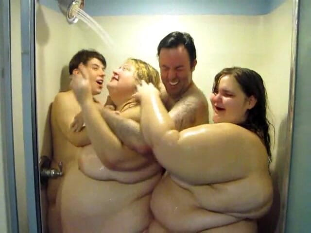 BBW nurse Vicki adventures with friends: Cewek super semok dan 2 pria lagi asik mandi bareng-bareng!
