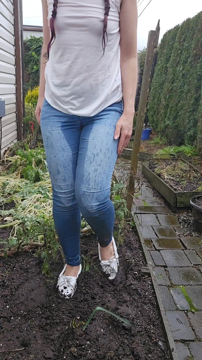 Nerdy_faery: Muddy White Mocs dan Jeans Kencing