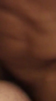 Dos pollas musculosas comparten placer anal a pelo