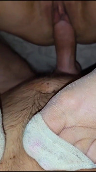 Hete milf in oude sokken vraagt om sperma in haar poesje