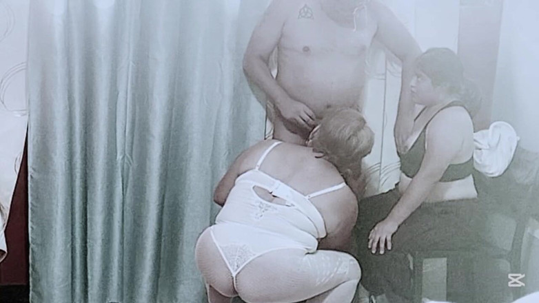 Sofixxx: Nenek masturbasi sambil melihat saudara tiri saya mengisap penis saya