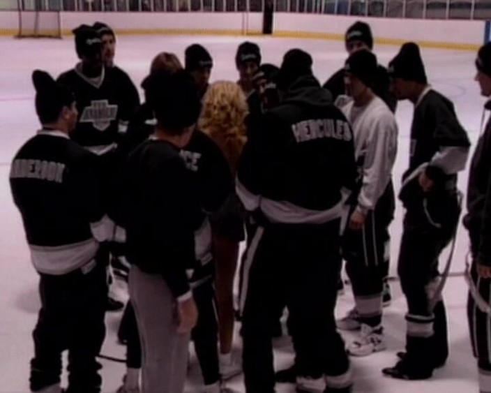 Planete Francaise: बड़े स्तन वाली फ्रेंच सुनहरे बालों वाली की पूरी आइस हॉकी टीम द्वारा सामूहिक चुदाई