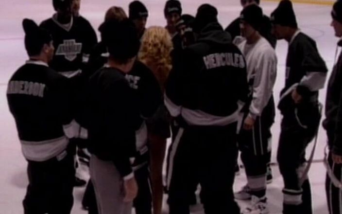 Planete Francaise: Storbröstad fransk blondin gruppknullad av hela is hockeylaget