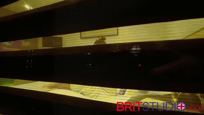 Brit Studio: आप अपने पड़ोसी को हस्तमैथुन करते हुए देखते हैं
