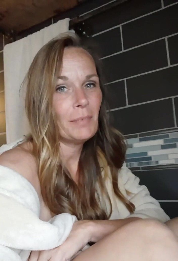 KimitheMilfMommy: Neměli bychom se bavit?