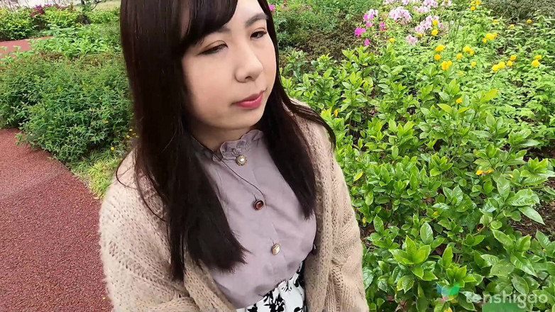 Tenshigao: 일본 여대생 Nozomi Minami가 우리를 만나서 알몸으로 놀고 있습니다.
