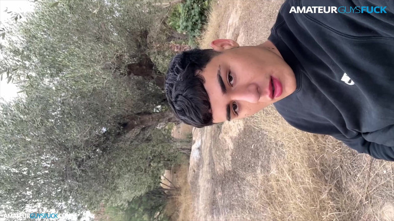 Amateur Guys Fuck: Agf 我正在和我的朋友在球场上玩得很开心。他们会抓住我们吗？