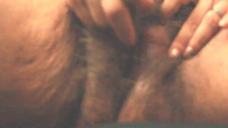 Haydee Rodriguez: Buceta peluda encontra vibrador dourado