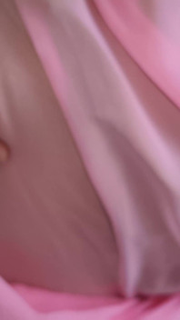 Desi cognata sta colpando il suo culo grasso nel campo e mettendo le dita nelle belle natiche davanti a lei