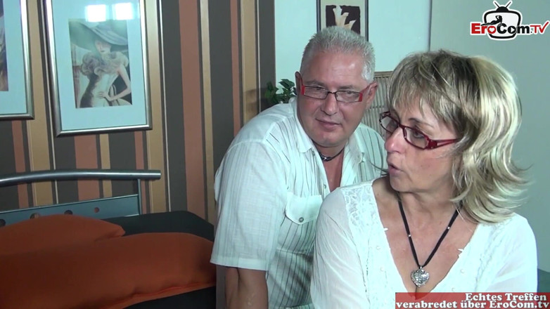 EroCom: Mature casalinghe tedesche paffette con occhiali e tette cadenti condividono...