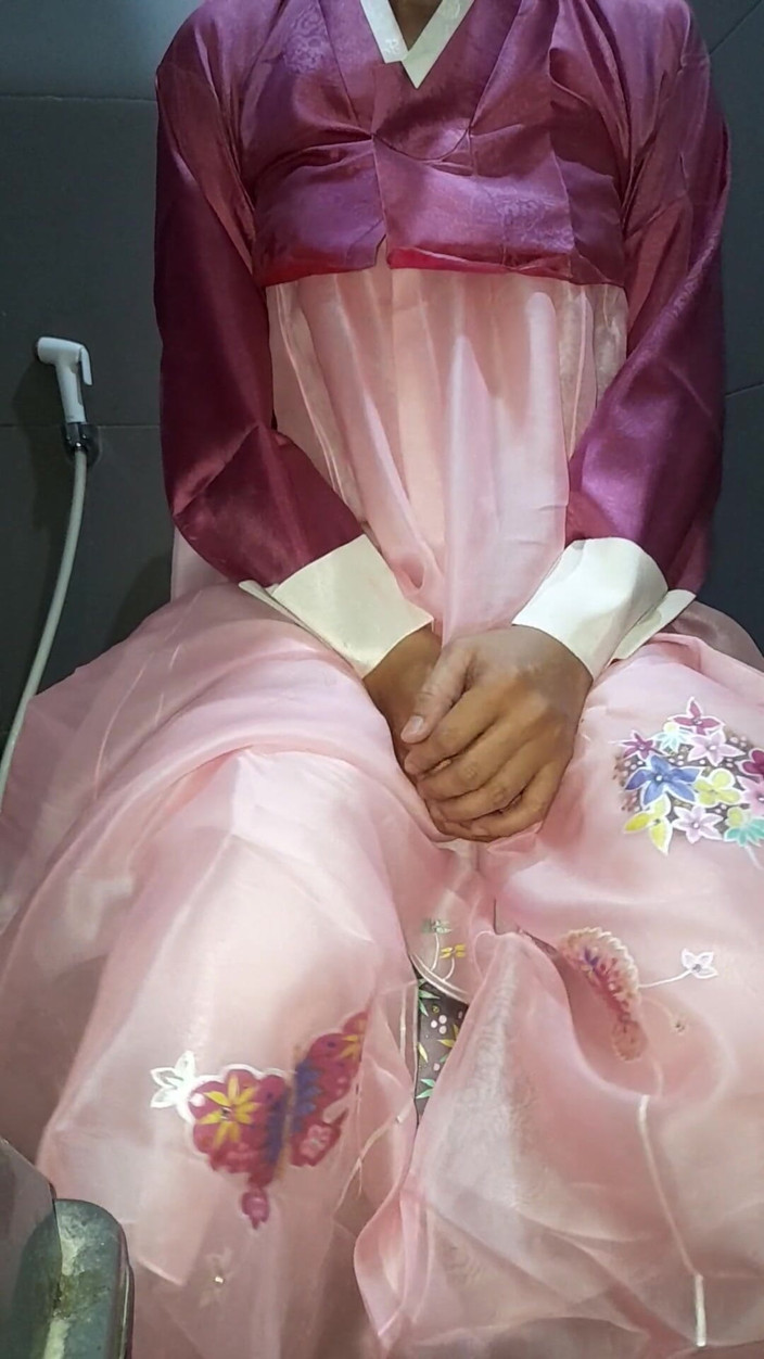 Naomisinka: Travestito indossa sborra indossando hanbok abito tradizionale coreano