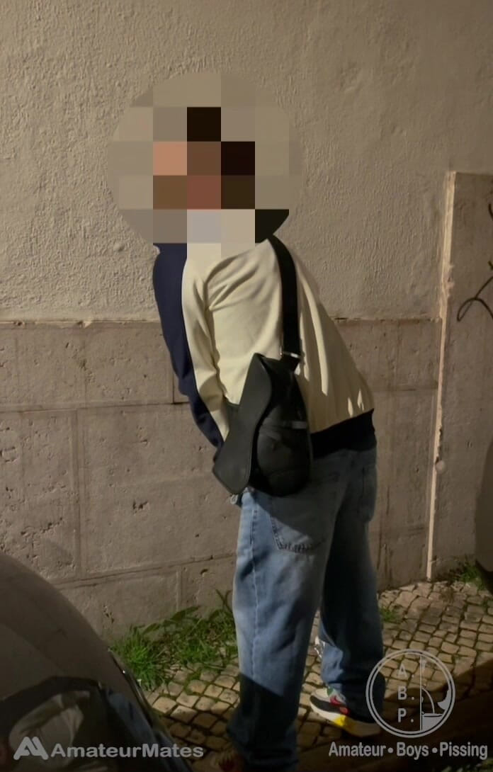 AmateurBoysPissing: Любительський хлопець знімає свій жирний вирізаний член з джинсів і писяє на вулиці