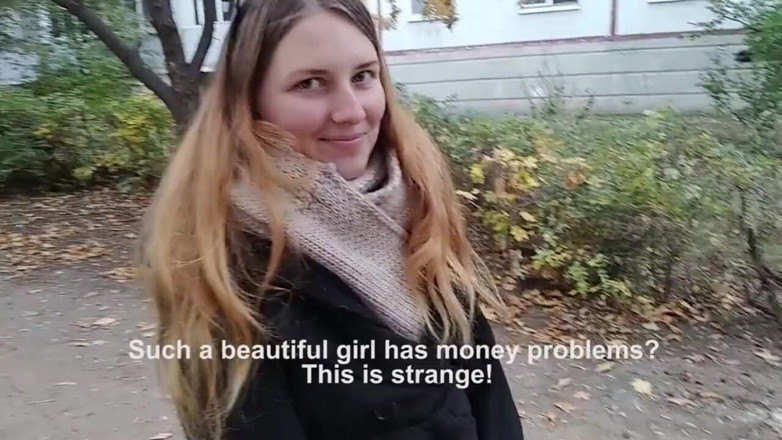 SweetAndFlow: Een studente geneukt bij de ingang