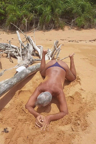 Ladysilvas: Ladysilva mặc bikini trên bãi biển rất gợi cảm cặp...