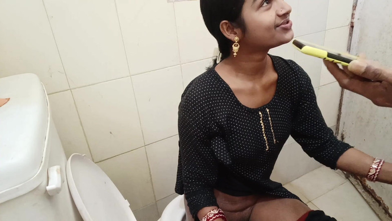 AmpleOunce283: În timp ce bhabhi stătea pe toaletă făcând oală, mă...