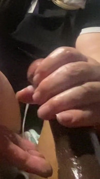 Sexy Handy Blonďatá Gilfka Uctívá Černého Ptáka Hladícího Pro Černá Semínka V Ruce a Ústech