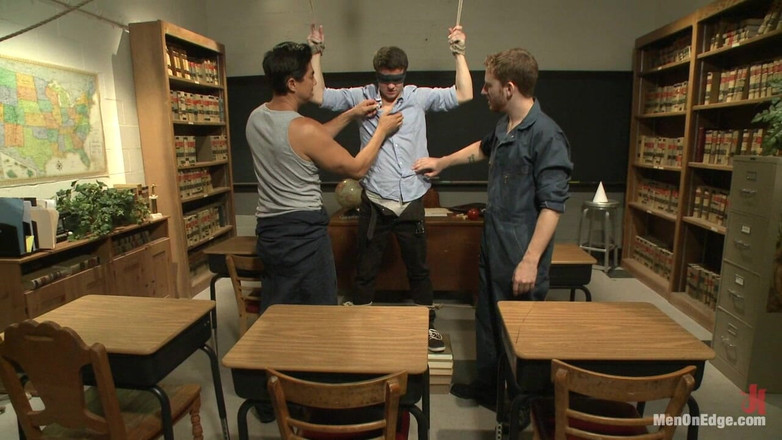 Men on Edge: 교실에서 따먹히는 핫한 학생