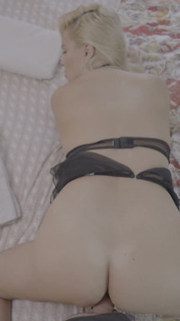 Blondes zimmermädchen spreizt sich weit für tiefe schlafzimmer stöße