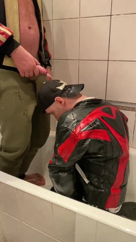 Deri ceketli büyük adam deri moto motorcuya işiyor
