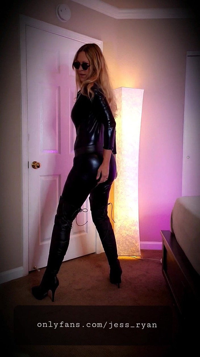 JessRyan: Špatný zadek MILF Jess Ryan v Hot Catsuit