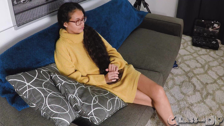 GLASSDP: Latina Nerd hraje ve svém vůbec prvním hardcore pornu
