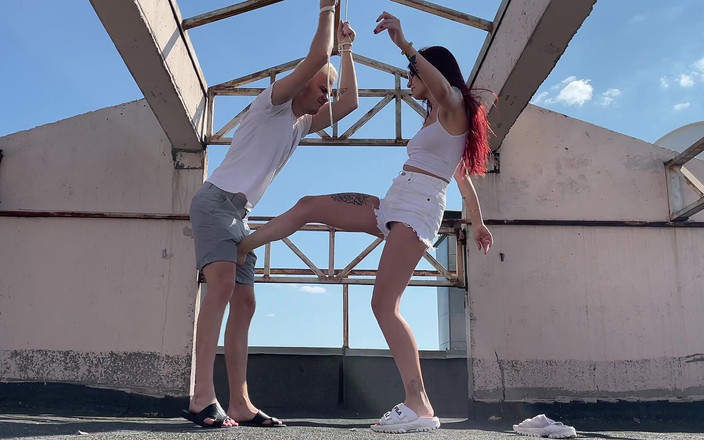 Petite Princesses Femdom: Outdoors BDSM-Demütigung mit sorgloser göttin Sofi