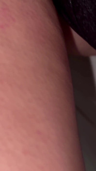 彼女は私のペニスを舐め、私がベッドで見つけたデジガールフレンドの猫を犯して彼女の下着を返しました