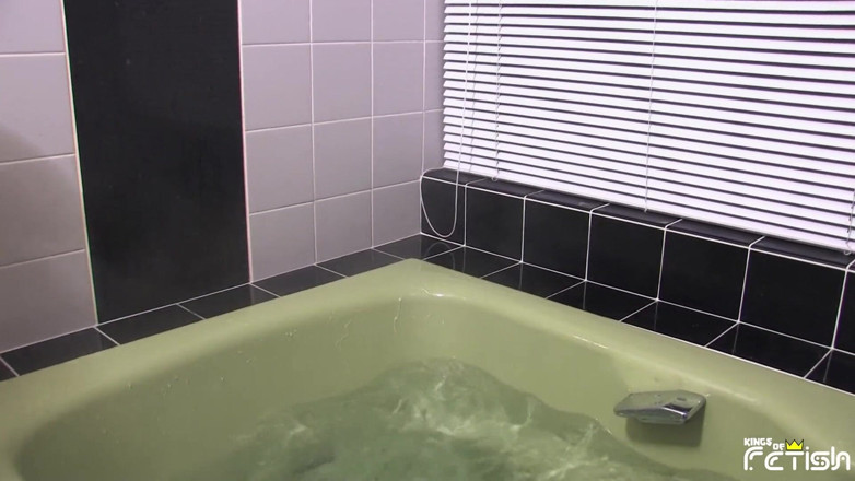 Pure Japanese adult video ( JAV): Japonesa tetona obtiene su coño peludo martillado y lleno de...
