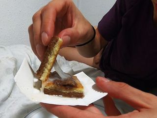 Horny Anne: Yemek fetişine boşalma - kalın döllü küçük pasta yiyor